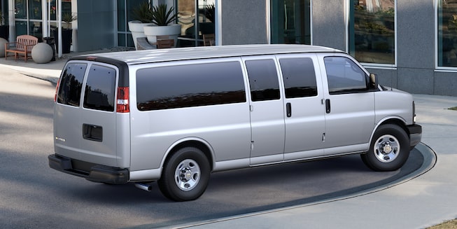 Chevrolet Express 2019, camioneta van, con defensa delantera, barra de impacto y retrovisores exteriores, de control manual plegables