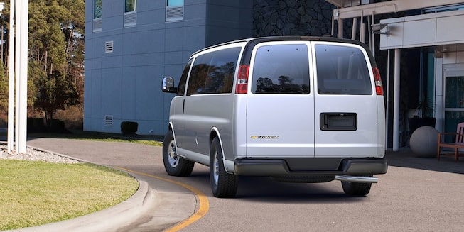 Chevrolet Express 2019, camioneta van, con faros traseros con luz de stop y puerta trasera para acceso, de tipo bandera con bisagras
