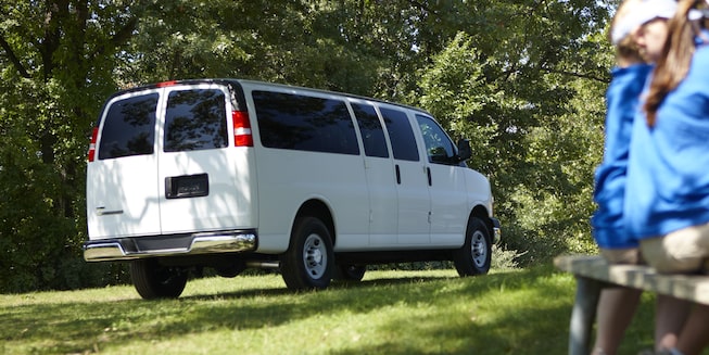 Chevrolet Express 2019, camioneta van, con ventanas traseras abatibles hacia el exterior en puerta trasera