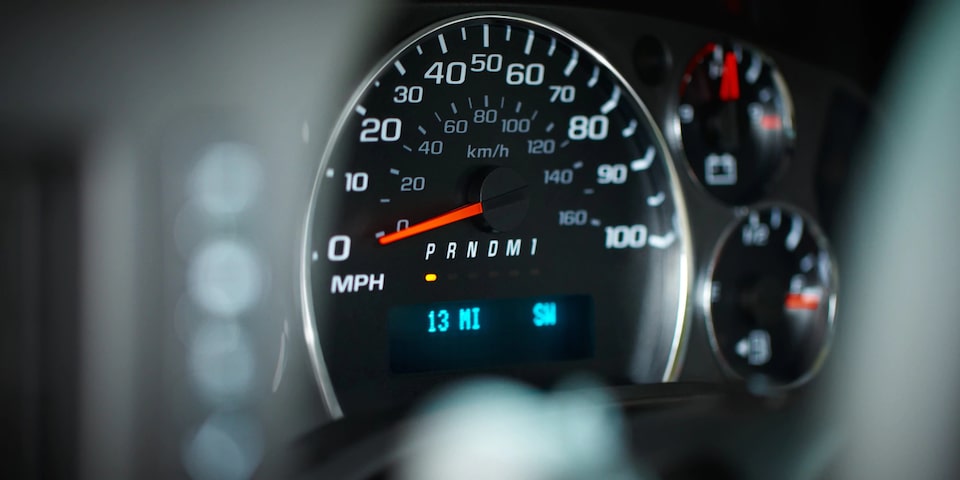 Chevrolet Express 2019 con panel de instrumentos análogo, con indicadores: presión de aceite, temperatura de motor, velocímetro y más