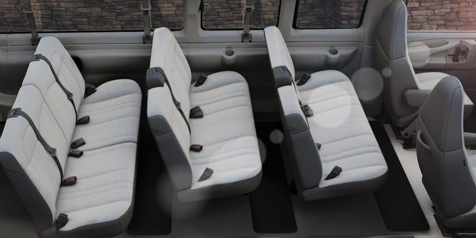 Chevrolet Express 2019, camioneta van, con asientos para 12 pasajeros. Delanteros de cubo con respaldo alto, reclinables manualmente y descansabrazos