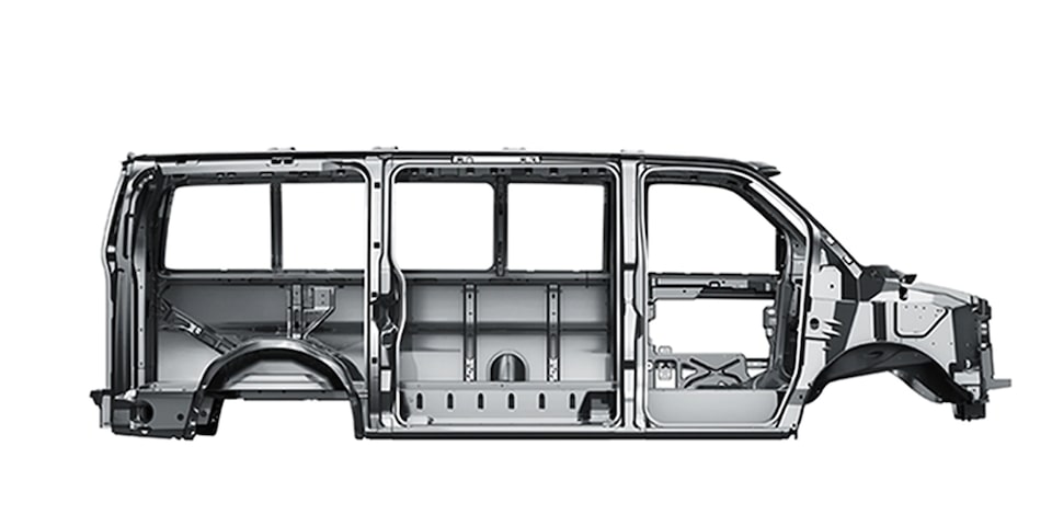 Chevrolet Express 2019 con barras de protección lateral contra impactos en puertas de conductor y pasajero, así como en puertas laterales de acceso