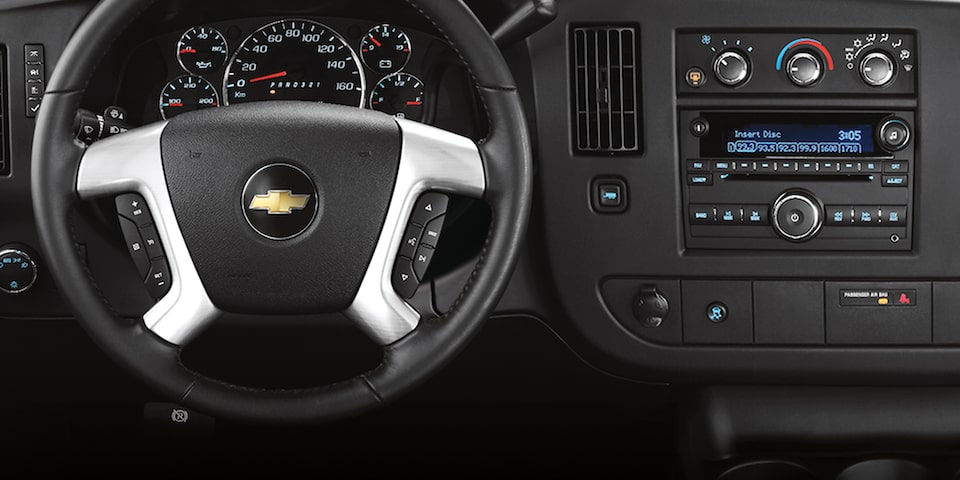 Chevrolet Express 2019, camioneta van incluye indicador de presión de aire en llantas y panel de instrumentos análogo